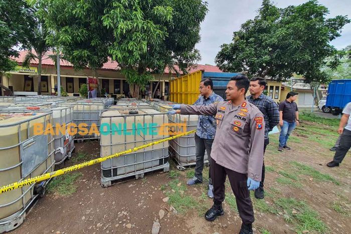 Polres Probolinggo Tangkap Penimbun Solar 31 Ton Polres Probolinggo Tangkap Penimbun Solar 31 Ton