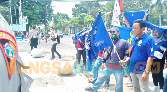 Tuntut Kenaikan UMK, Puluhan Buruh di Jombang Unjuk Rasa ke Kantor Disnaker Tuntut Kenaikan UMK, Puluhan Buruh di Jombang Unjuk Rasa ke Kantor Disnaker
