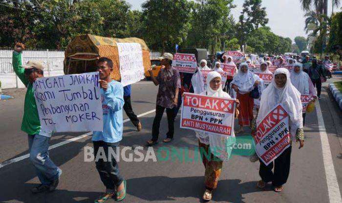 Puluhan Warga Korban Pembangunan Tol Joker Unjuk Rasa di depan PN Jombang