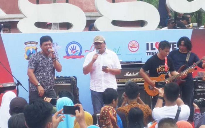 Kapolres Trenggalek Nyanyi Lagu Rock