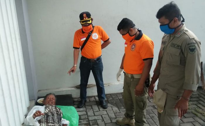 2 Hari Tergeletak di Teras Ruko karena Sakit, Penjual Sapu ini Akhirnya Dievakuasi ke RSUD Gambiran 2 Hari Tergeletak di Teras Ruko karena Sakit, Penjual Sapu ini Akhirnya Dievakuasi ke RSUD Gambiran