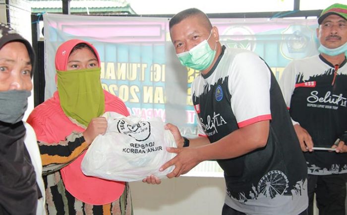 Kodim 0812 Lamongan Bersama Komunitas Gowes Seliut Bantu Korban Banjir