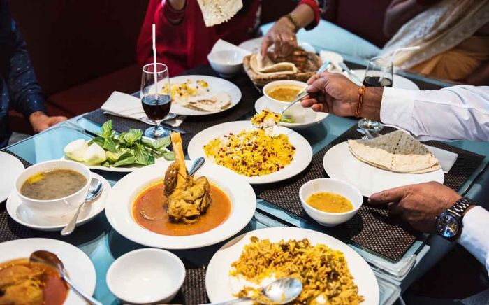 Waktu Berhenti Makan Sahur, Imsak atau Azan Subuh?