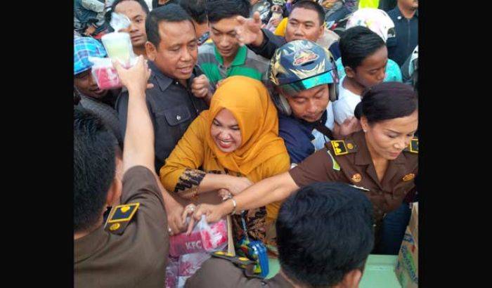 Warga Mengira Kejari Sidoarjo Bagi Sembako, Eh Ternyata Bagi Takjil Warga Mengira Kejari Sidoarjo Bagi Sembako, Eh Ternyata Bagi Takjil