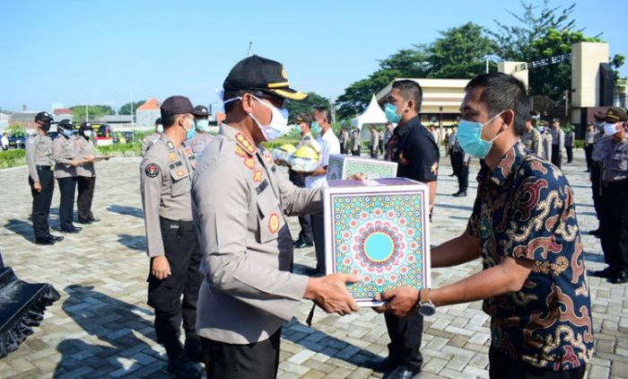 Polresta Sidoarjo Bagikan APD dan Paket Sembako untuk Relawan Posko Covid-19