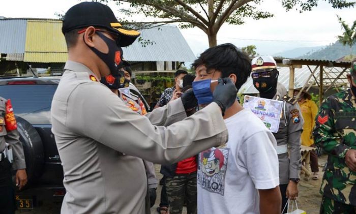 Tak Pakai Masker, Timgab Polres Batu Beri Sanksi Warga Baca Teks Pancasila