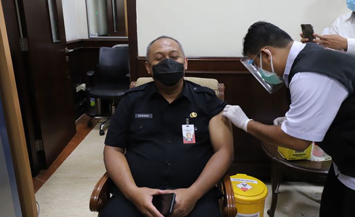 ​Sasar Pelayan Publik hingga Lansia, Pemkot Surabaya Gelar Vaksinasi Tahap II di Sejumlah Tempat