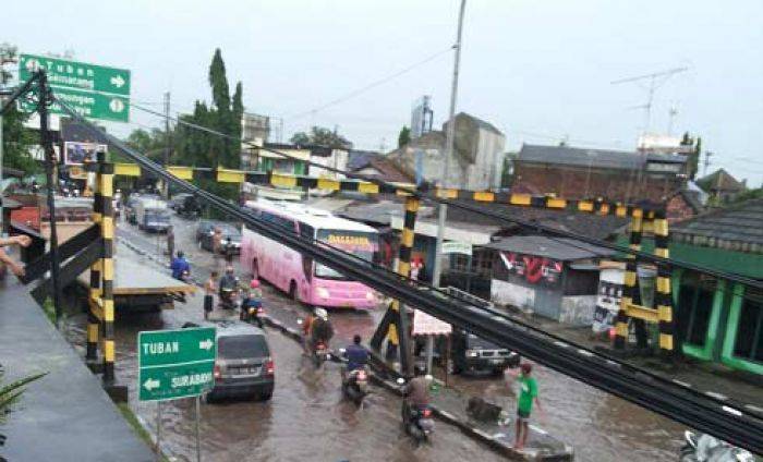 Tergenang dan Berlubang, Pertigaan Babat Lamongan Macet Panjang Tergenang dan Berlubang, Pertigaan Babat Lamongan Macet Panjang
