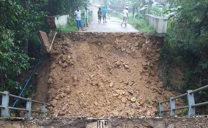 Jembatan Dusun Panggung Ambruk, Warga Harus Tempuh 5 km Menuju Jalan Utama