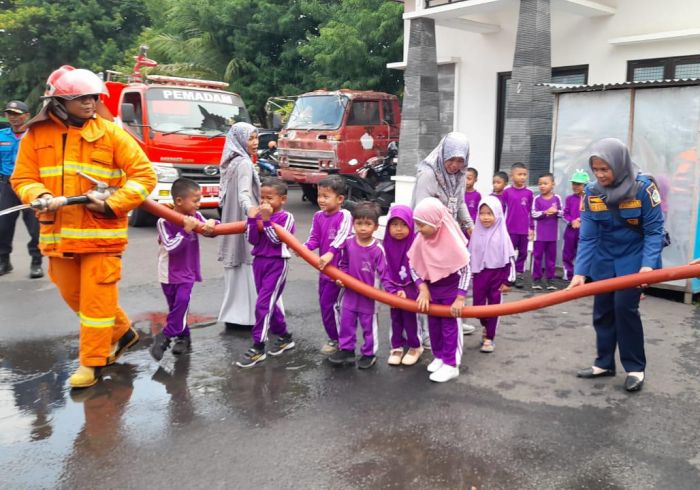Pemkab Pamekasan Sosialisasikan Profesi Penanganan Pemadam Kebakaran pada Anak Usia Dini Pemkab Pamekasan Sosialisasikan Profesi Penanganan Pemadam Kebakaran pada Anak Usia Dini