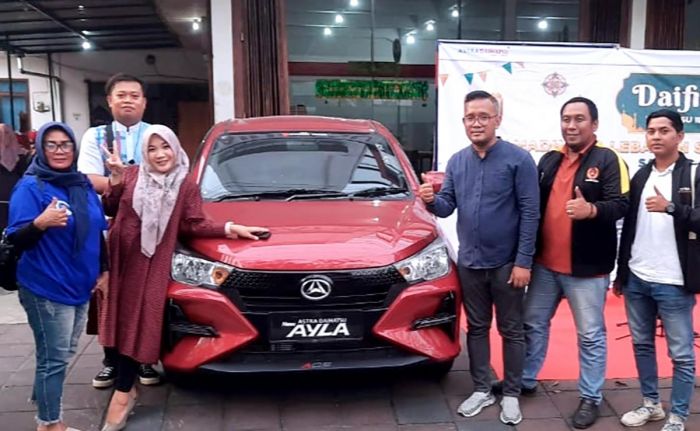 Daihatsu Dealer Karunia Motor Pamekasan Bagikan Ratusan Takjil, Berencana Adakan Undian Umroh Gratis