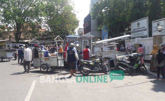 Nasib PKL Eks Bundaran GKB Belum Jelas, Semen Indonesia Minta Lahan Relokasi dengan Sistem Sewa Nasib PKL Eks Bundaran GKB Belum Jelas, Semen Indonesia Minta Lahan Relokasi dengan Sistem Sewa
