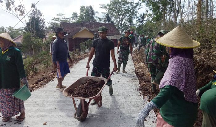 Gerobak Sorong dan Sodok Selalu Setia Menemani Anggota Satgas TMMD 106 Donomulyo Gerobak Sorong dan Sodok Selalu Setia Menemani Anggota Satgas TMMD 106 Donomulyo