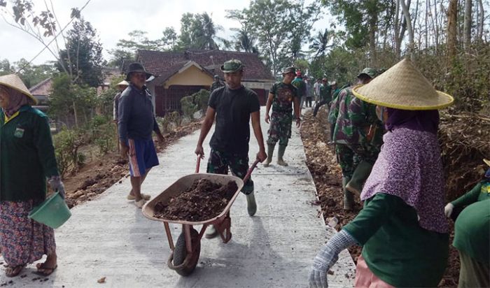 Gerobak Sorong dan Sodok Selalu Setia Menemani Anggota Satgas TMMD 106 Donomulyo