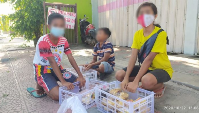 Jual Makanan Demi Beli Kuota Internet Belajar Online, Bocah di Banyuwangi Dihukum Bersihkan Toilet Jual Makanan Demi Beli Kuota Internet Belajar Online, Bocah di Banyuwangi Dihukum Bersihkan Toilet
