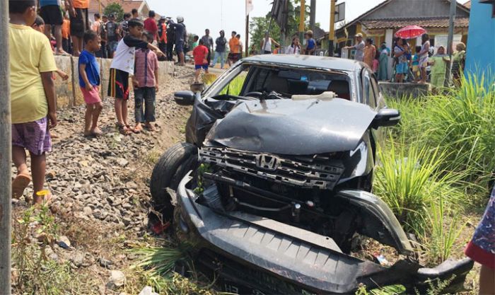 Mobil Pensiunan KAI Ditabrak Kereta Api, 2 Korban Dilarikan ke Rumah Sakit