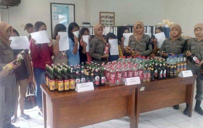 Razia Warung Remang-remang di Gresik Berhasil Sita Ratusan Botol Miras Razia Warung Remang-remang di Gresik Berhasil Sita Ratusan Botol Miras