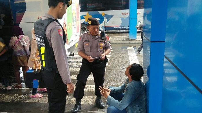 Razia Premanisme di Terminal Kertajaya, Polres Mojokerto Amankan 17 Orang Razia Premanisme di Terminal Kertajaya, Polres Mojokerto Amankan 17 Orang