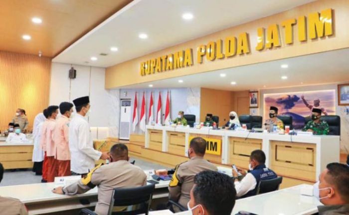 Bersama Forkopimda, Gubernur Khofifah Canangkan Gerakan Santri Bermasker Bersama Forkopimda, Gubernur Khofifah Canangkan Gerakan Santri Bermasker