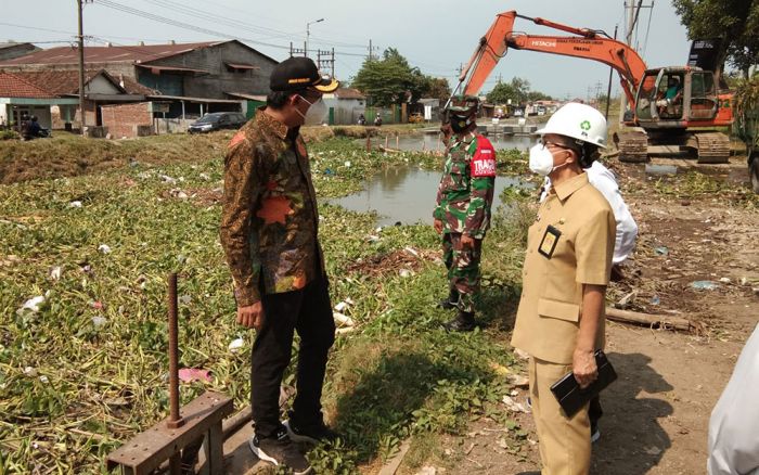 Antisipasi Banjir Saat Musim Hujan, Bupati Gus Muhdlor Blusukan Cek Normalisasi Sungai Antisipasi Banjir Saat Musim Hujan, Bupati Gus Muhdlor Blusukan Cek Normalisasi Sungai