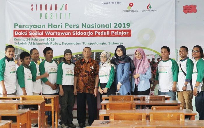 Wartawan Sidoarjo Bagikan Bingkisan ke Siswa-siswi SD di HPN 2019