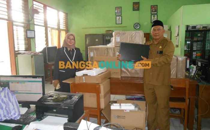 Wakil Ketua DPRD Gresik Berikan Pokir Bantuan Perangkat Komputer di SMPN 22 Wakil Ketua DPRD Gresik Berikan Pokir Bantuan Perangkat Komputer di SMPN 22