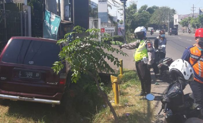 ​Kecelakaan Tunggal di Taman, Innova Tabrak Tiang Listrik