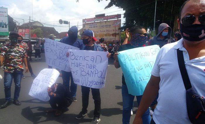 Tuntut Haknya Dipenuhi, Puluhan Eks Tenaga Outsourcing Demo di Depan Kantor Pemkot Blitar Tuntut Haknya Dipenuhi, Puluhan Eks Tenaga Outsourcing Demo di Depan Kantor Pemkot Blitar