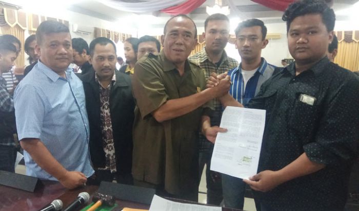 Tiga Pimpinan DPRD Dukung Mahasiswa, Bubuhkan Tanda Tangan Tolak Revisi UU KUHP dan UU KPK Tiga Pimpinan DPRD Dukung Mahasiswa, Bubuhkan Tanda Tangan Tolak Revisi UU KUHP dan UU KPK