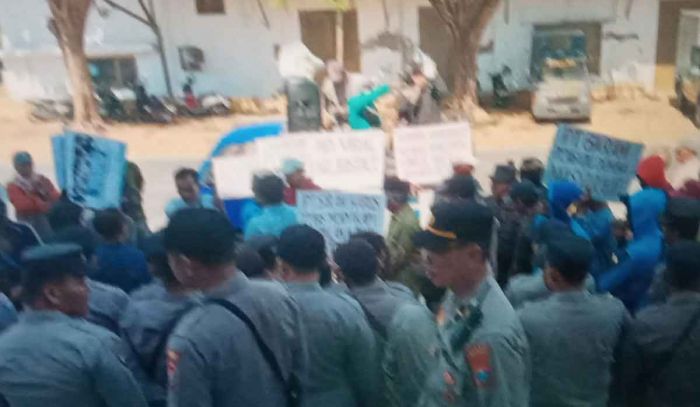 Tuntut Penyelesaian Konflik Lahan, Ratusan Warga Demo ke Kantor PT Garam Tuntut Penyelesaian Konflik Lahan, Ratusan Warga Demo ke Kantor PT Garam