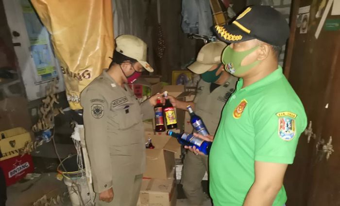 Warung Miras di Tuban Dirazia Petugas, Ratusan Botol Diamankan Warung Miras di Tuban Dirazia Petugas, Ratusan Botol Diamankan