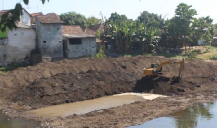 Penuh Sampah RT, Pemkab Pasuruan Keruk Sungai Kedunglarangan