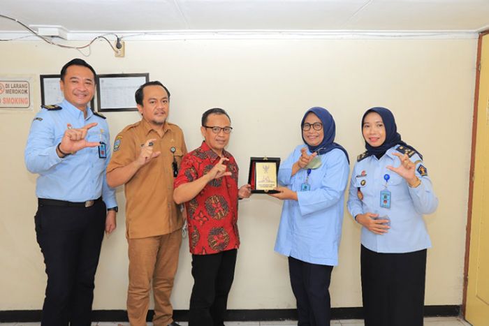 Komisi Informasi dan Kemenkumham Jatim Komitmen Berikan Layanan Publik Cepat dan Mudah Komisi Informasi dan Kemenkumham Jatim Komitmen Berikan Layanan Publik Cepat dan Mudah