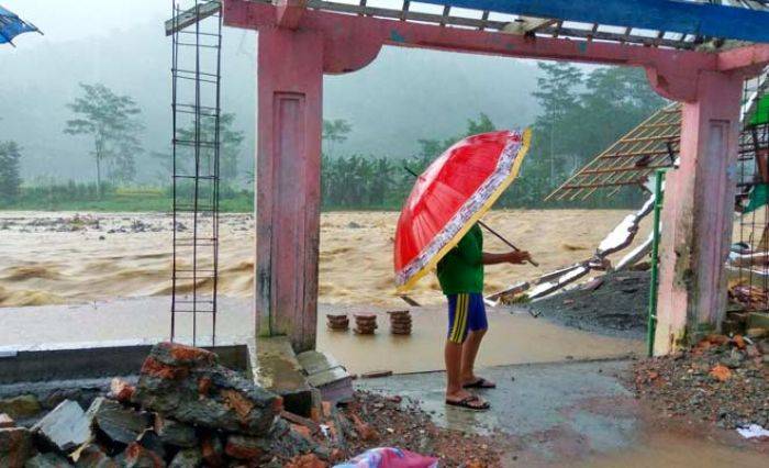 Banjir di Desa Tawing dan Bendoroto Trenggalek: Sejumlah Fasilitas Rusak, Sekolah Ambruk Banjir di Desa Tawing dan Bendoroto Trenggalek: Sejumlah Fasilitas Rusak, Sekolah Ambruk
