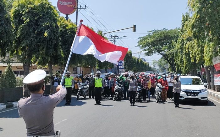 Tepat Pukul 10.17 WIB, Pengguna Jalan di Sejumlah Titik Kota Kediri Nyanyikan Lagu Indonesia Raya Tepat Pukul 10.17 WIB, Pengguna Jalan di Sejumlah Titik Kota Kediri Nyanyikan Lagu Indonesia Raya