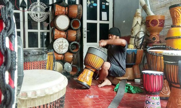 Pengrajin Kendang Kota Blitar Tak Bisa Ekspor ke Cina Karena Virus Corona Pengrajin Kendang Kota Blitar Tak Bisa Ekspor ke Cina Karena Virus Corona