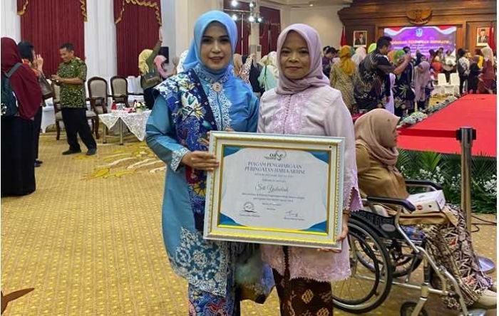 Anggota FKBS Raih Penghargaan Perempuan Berjasa dan Berprestasi Tingkat Jatim Anggota FKBS Raih Penghargaan Perempuan Berjasa dan Berprestasi Tingkat Jatim