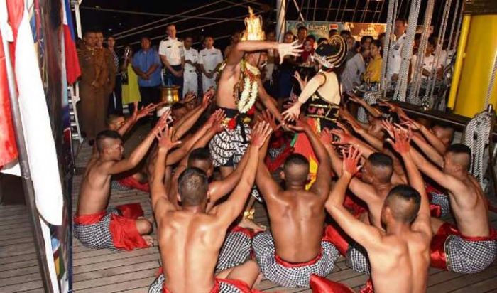 Tari-tarian Tradisional di Geladak KRI Bimasuci Memukau Warga Manila 