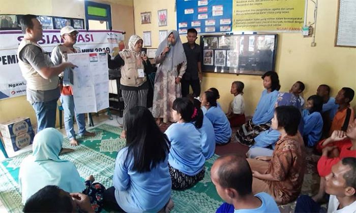 Relawan Demokrasi KPU Ngawi Sosialisasi ke Penyandang Disabilitas Mental Relawan Demokrasi KPU Ngawi Sosialisasi ke Penyandang Disabilitas Mental