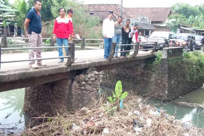 Blusukan di Mojoagung, Gus Syaf Tinjau Jembatan Penyebab Banjir di Desa Kedunglumpang