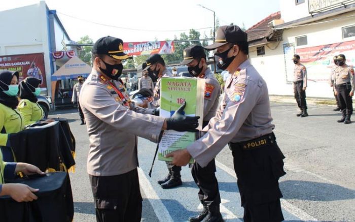 Polres Bangkalan Distribusikan Bantuan Alat Kesehatan untuk Kampung Tangguh Semeru