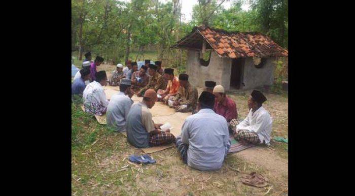 Lahan Mulai Kering, Warga Pulau Gili Raja Gelar Ritual Minta Hujan