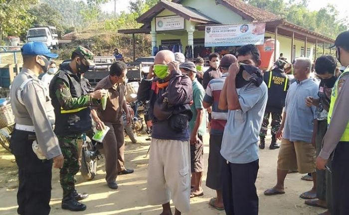 Tegakkan Protokol Kesehatan, Babinsa 0801/09 dan Polsek Sudimoro Sisir Tempat Keramaian