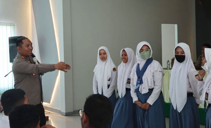 Kapolres Ngawi Sosialisasi Wawasan Kebangsaan di SMAN 2 Kapolres Ngawi Sosialisasi Wawasan Kebangsaan di SMAN 2