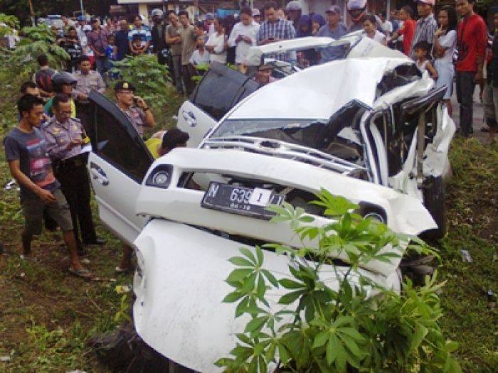 Tertabrak KA, Pengemudi Xenia Tewas