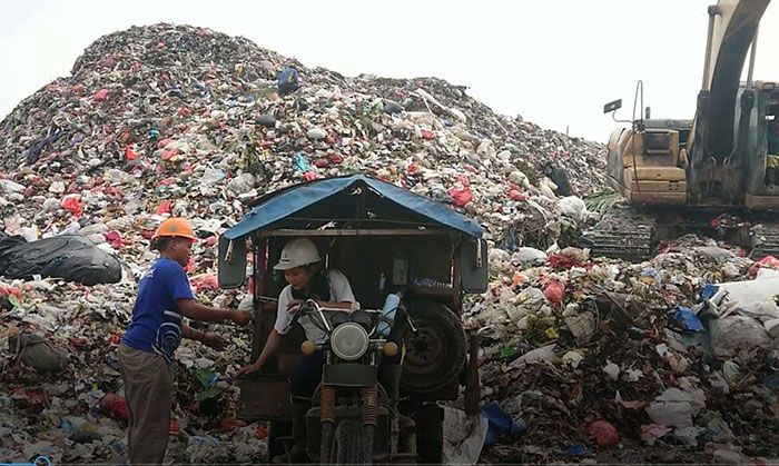Janda Cantik di Gresik ini Rela Jadi Pengangkut Sampah Demi Penuhi Kebutuhan Hidup Janda Cantik di Gresik ini Rela Jadi Pengangkut Sampah Demi Penuhi Kebutuhan Hidup