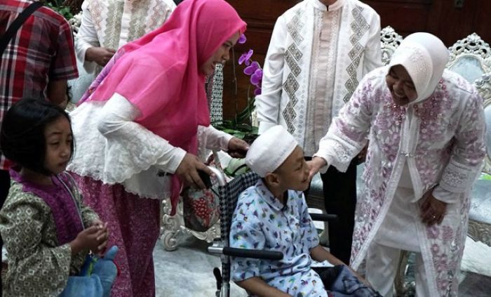 Gelar Open House, Risma Berikan Kursi Rodanya ke Anak Disabilitas Gelar Open House, Risma Berikan Kursi Rodanya ke Anak Disabilitas