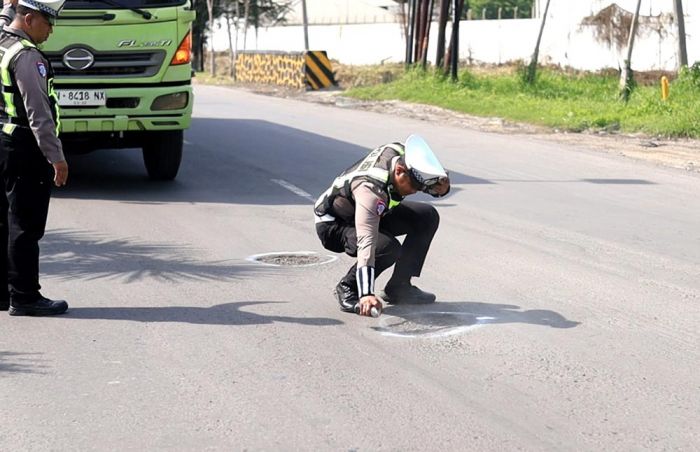 Minta BBPJN Lakukan Perbaikan, Satlantas Polres Gresik Tandai Lubang di Jalan Raya Daendels