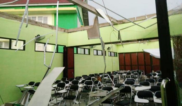 Badai Angin Terjang Bojonegoro, Rumah Roboh, hingga Gedung dan Stand Bazar Hancur