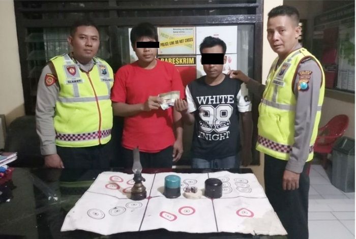 Judi Dadu Saat Ramadan, 2 Warga Kedamean Gresik Dibekuk Polisi Judi Dadu Saat Ramadan, 2 Warga Kedamean Gresik Dibekuk Polisi